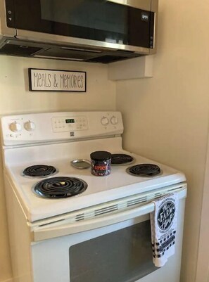 Frigorifero, microonde, forno, piano cottura