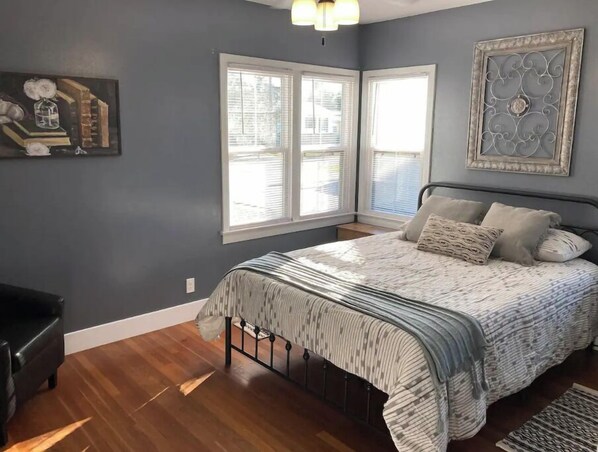 2 habitaciones, escritorio, tabla de planchar con plancha y wifi gratis 