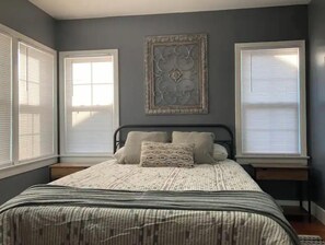 2 quartos, escrivaninha, ferros/tábuas de passar roupa