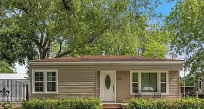 The Parson's Cottage - Charming, Cozy, Adorable!