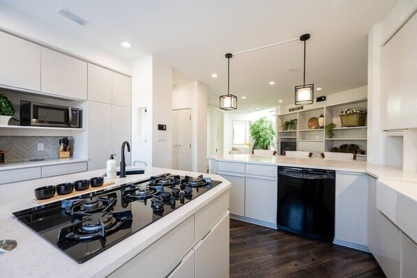 Refrigerador, microondas, horno y parrilla de estufa 