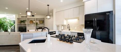 Réfrigérateur, four à micro-ondes, un four, surface de cuisson