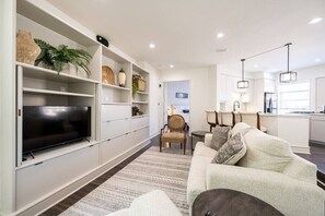 Televisión, chimenea, estéreo y oficina 