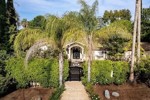 Exterior - 🌴Spacious & Private 5Bdr Private Retreat-Saltwater Pool/Spa, Outdoor Kitchen🌴 (Los Angeles)