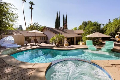 🌴Spacious & Private 5Bdr Private Retreat-Saltwater Pool/Spa, Outdoor Kitchen🌴