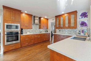 Fridge, microwave, oven, stovetop - 🌴Spacious & Private 5Bdr Private Retreat-Saltwater Pool/Spa, Outdoor Kitchen🌴 (Los Angeles)