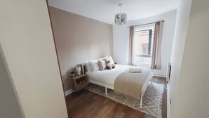 A bedroom with a bed, bedside table, and a window with curtains. - Best Location in Belfast! Free Parking-Luxury Accommodation (Belfast)
