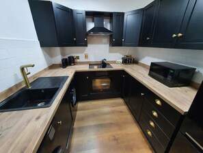 Kjøleskap, mikrobølgeovn, ovn og kokeplater