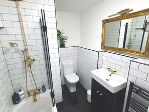 Badkar/dusch, hårtork, handdukar och tvål