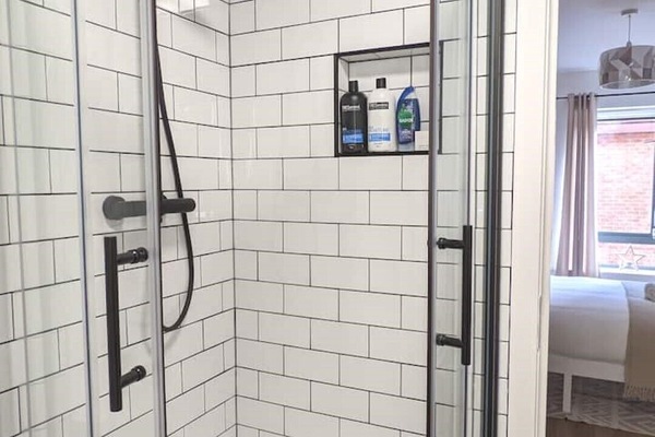 Combined shower/bathtub, hair dryer, towels, soap
