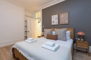1 habitación, tabla de planchar con plancha y ropa de cama 