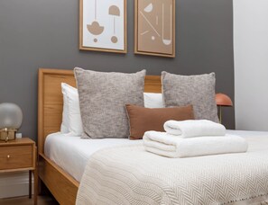 1 habitación, tabla de planchar con plancha y ropa de cama 