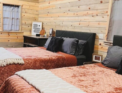 Secluded Cabin in the Woods-2/Queen Beds