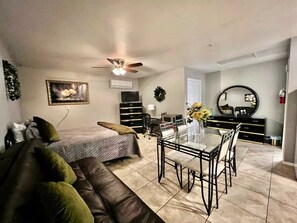 1 bedroom, iron/ironing board, free WiFi, bed sheets - Premium Studio A w/private yard (Roswell)