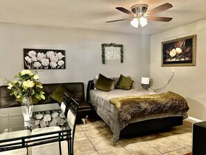 1 bedroom, iron/ironing board, free WiFi, bed sheets - Premium Studio A w/private yard (Roswell)