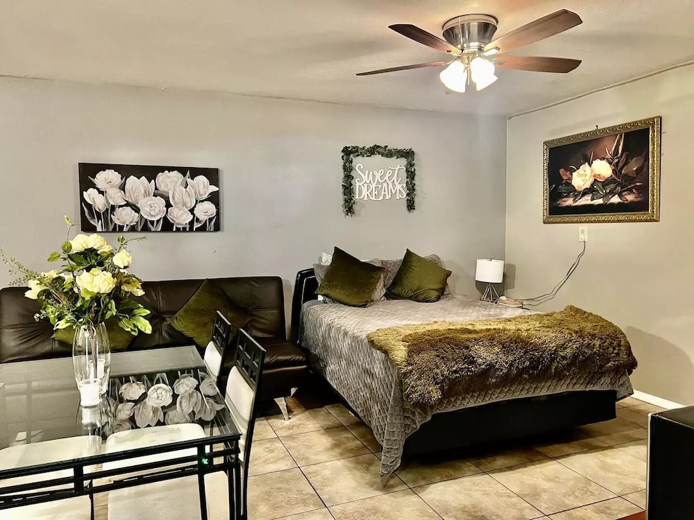 Premium Studio A w/private yard Roswell Vrbo