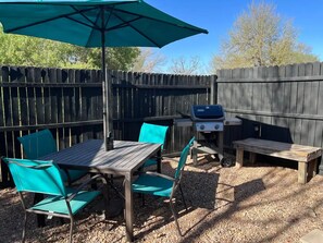 Outdoor dining - Chic Studio B w/private yard (Roswell)