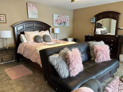 Chic Studio B w/private yard