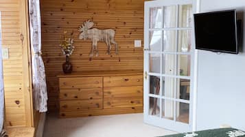 3 bedrooms, memory-foam beds, desk, iron/ironing board