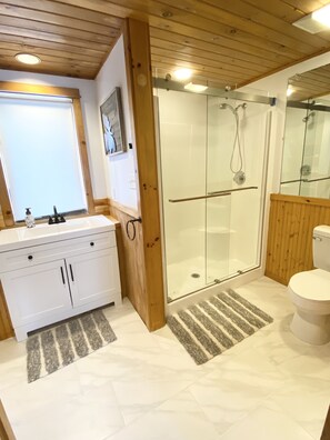 Een douche, een regendouche, een haardroger, handdoeken