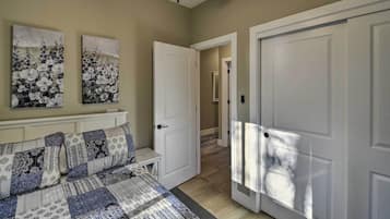 2 bedrooms, desk, travel crib, WiFi