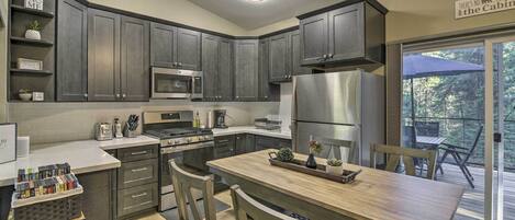 冷蔵庫、電子レンジ、コンロ、コーヒー / ティーメーカー