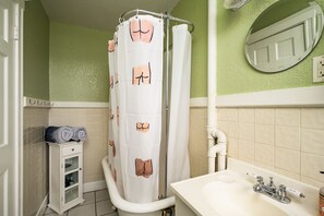 Duschwanne, Haartrockner, Toilettenpapier