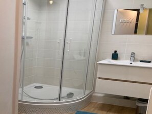 Dusche, Haartrockner, Handtücher, Seife