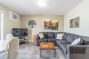 Suite Deluxe, varias camas, para no fumadores, vista al lago | Área de sala de estar | Televisión de pantalla plana de 40 pulgadas con canales digitales 