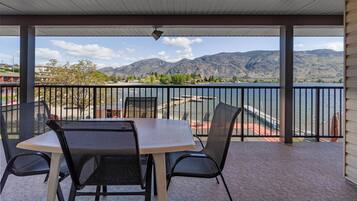 Suite Deluxe, plusieurs lits, non-fumeurs, vue lac | Terrasse/Patio