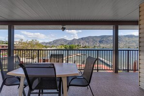 Suite Deluxe, varias camas, para no fumadores, vista al lago | Terraza o patio