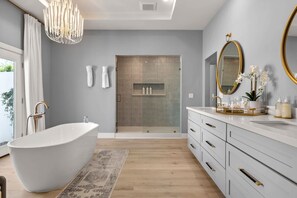 Badewanne, Haartrockner, Handtücher