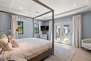 6 bedrooms, premium bedding, desk, iron/ironing board