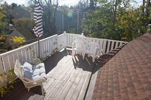 Terrace/patio - Bright & Stylish Coastal Retreat in Marblehead Historic Center w Parking! (Marblehead)