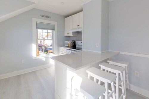 Bright & Stylish Coastal Retreat in Marblehead Historic Center w Parking!