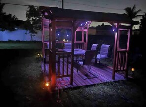 Outdoor dining - Tropical Oasis in West Park (West Park)