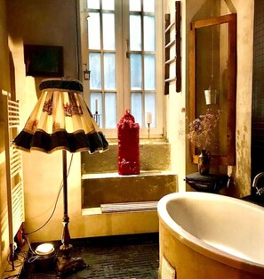 Een douche, een haardroger, handdoeken, zeep