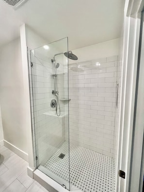 Douche, sĂšche-cheveux, serviettes fournies, savon