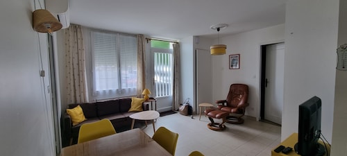 Single-storey apartment facing a green area, very well equipped