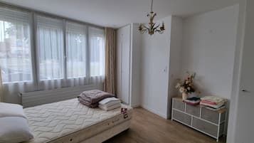 2 chambres, bureau, fer et planche Ă repasser, lit parapluie