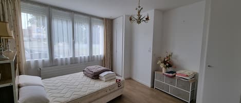 2 Schlafzimmer, Schreibtisch, Bügeleisen/Bügelbrett, Reisekinderbett