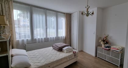 Single-storey apartment facing a green area, very well equipped
