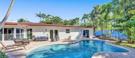 Una piscina al aire libre, una piscina climatizada