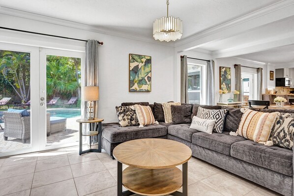 Smart TV, ping pong, stereo - ⭐️Casa Bella ☀️700ft to Beach with Heated Pool - Fort Lauderdale (Fort Lauderdale)