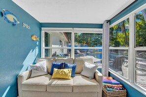 Smart TV, ping pong, stereo - ⭐️Casa Bella ☀️700ft to Beach with Heated Pool - Fort Lauderdale (Fort Lauderdale)