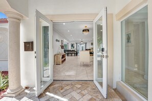 Interior - ⭐️Casa Bella ☀️700ft to Beach with Heated Pool - Fort Lauderdale (Fort Lauderdale)