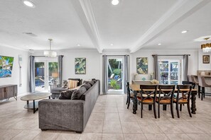 Smart TV, ping pong, stereo - ⭐️Casa Bella ☀️700ft to Beach with Heated Pool - Fort Lauderdale (Fort Lauderdale)