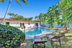 Outdoor pool, a heated pool - ⭐️Casa Bella ☀️700ft to Beach with Heated Pool - Fort Lauderdale (Fort Lauderdale)