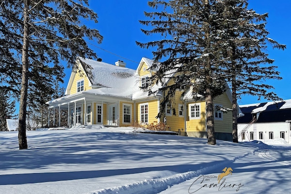 La façade de la Maison des Cavaliers en hiver.