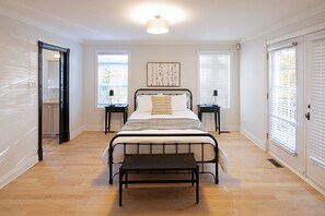 5 slaapkamers, een bureau, een strijkplank/strijkijzer, gratis wifi